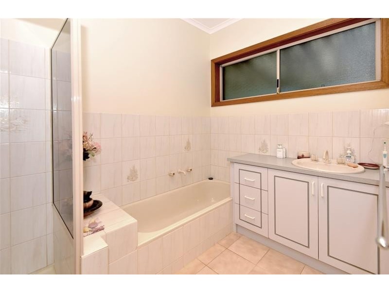 1/2 Curtis Court, Leopold VIC 3224