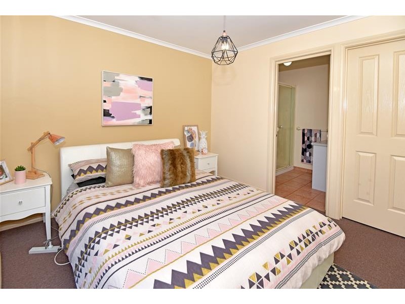 4 Huon Crescent, Leopold VIC 3224