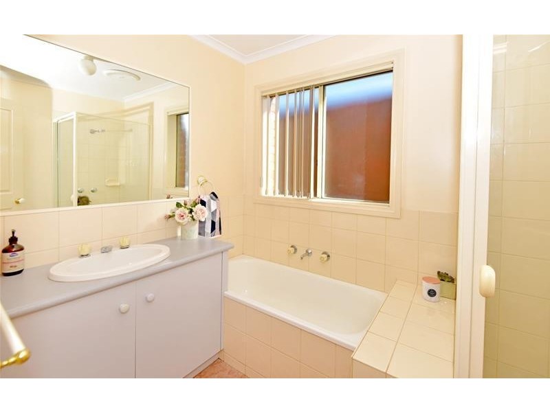 4 Huon Crescent, Leopold VIC 3224