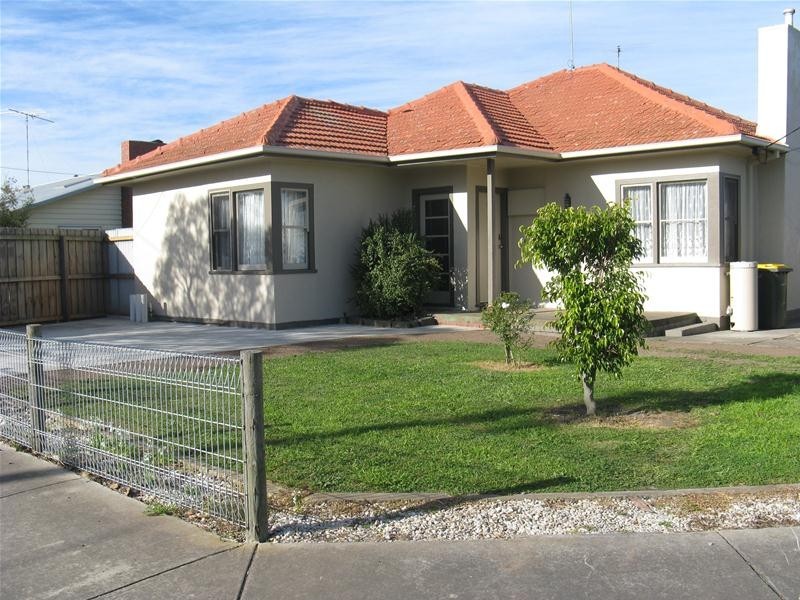 11 Charlotte Avenue, Newcomb VIC 3219