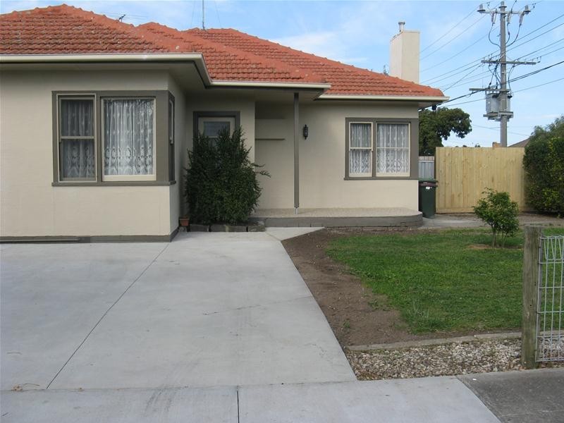 11 Charlotte Avenue, Newcomb VIC 3219