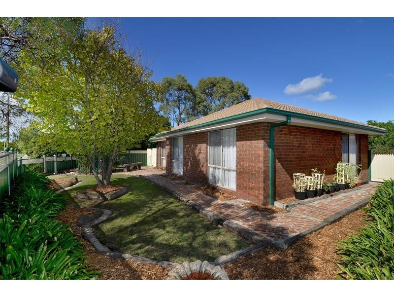 33 Aldershot Road, St Albans Park VIC 3219