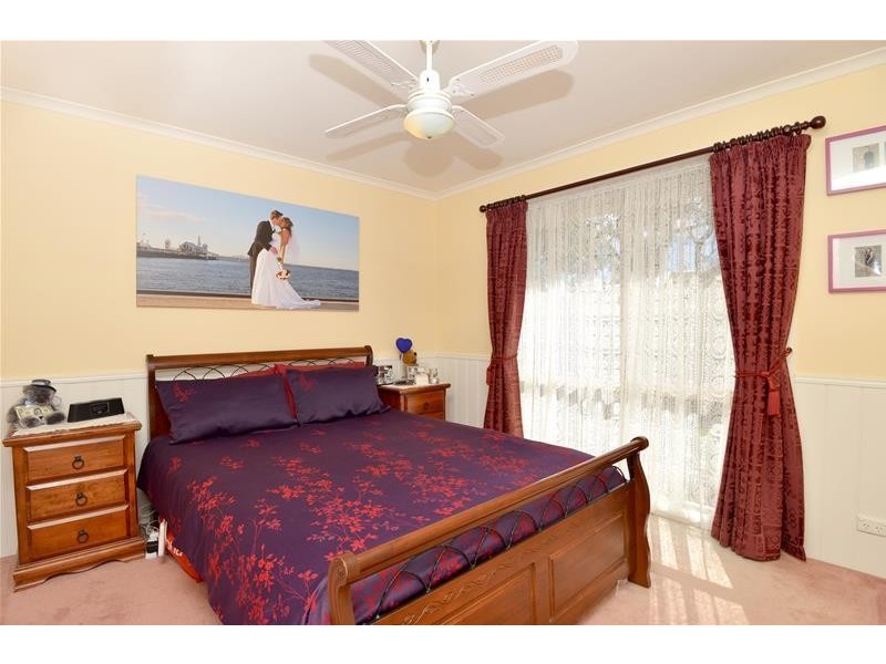 33 Aldershot Road, St Albans Park VIC 3219