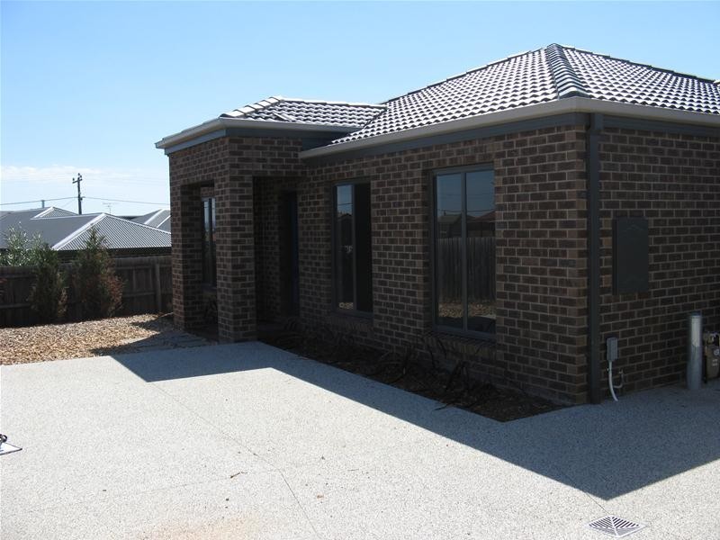 2/18 Ferguson Road, Leopold VIC 3224