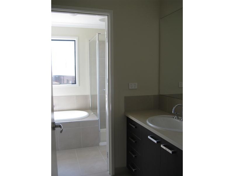 2/18 Ferguson Road, Leopold VIC 3224