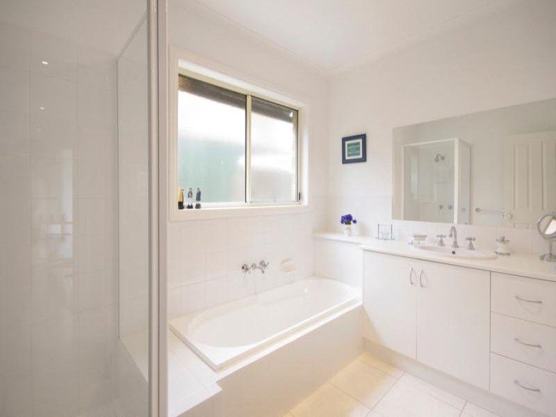 2/100 Kensington  Road, Leopold VIC 3224