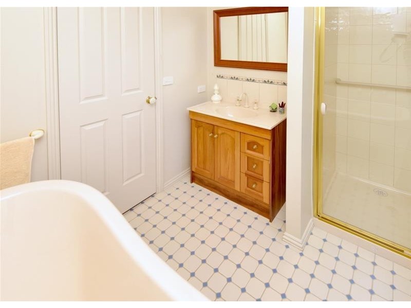 8 Emma Court, Leopold VIC 3224