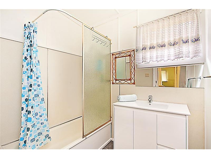 74 Fifth Avenue, Palm Beach QLD 4221