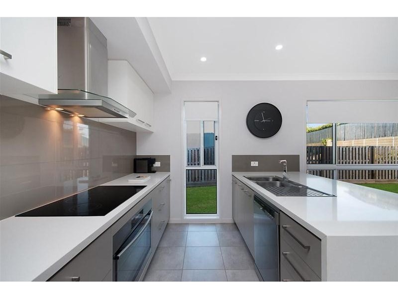 4 Beacon Court, Elanora QLD 4221