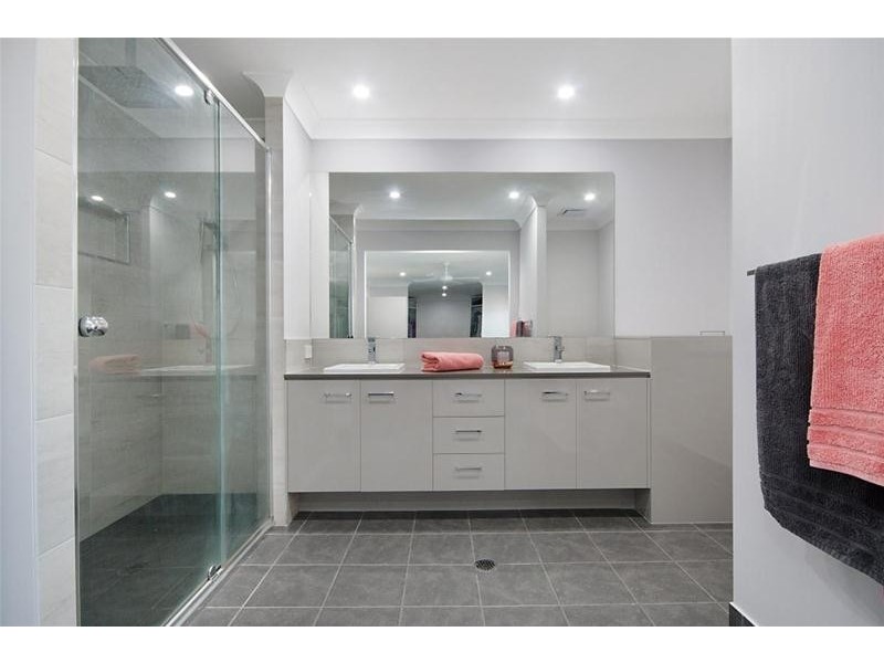 4 Beacon Court, Elanora QLD 4221