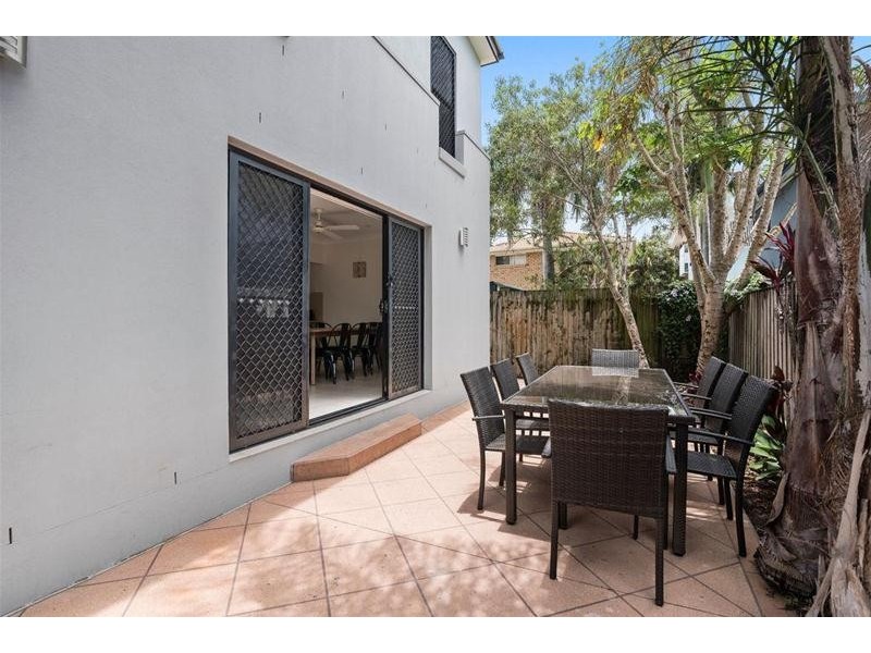 2/7 Tahiti Avenue, Palm Beach QLD 4221