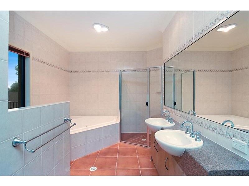 4 Tussock Crescent, Elanora QLD 4221