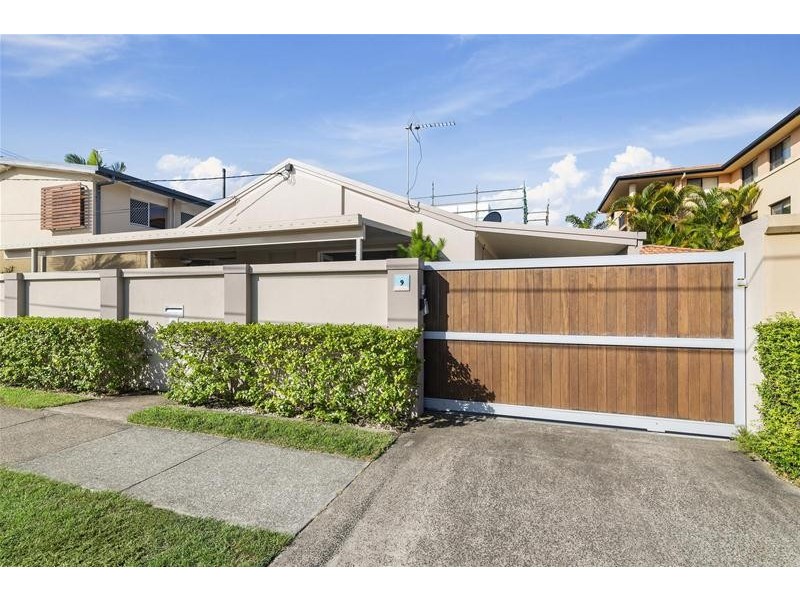 2/9 Tarni Avenue, Palm Beach QLD 4221