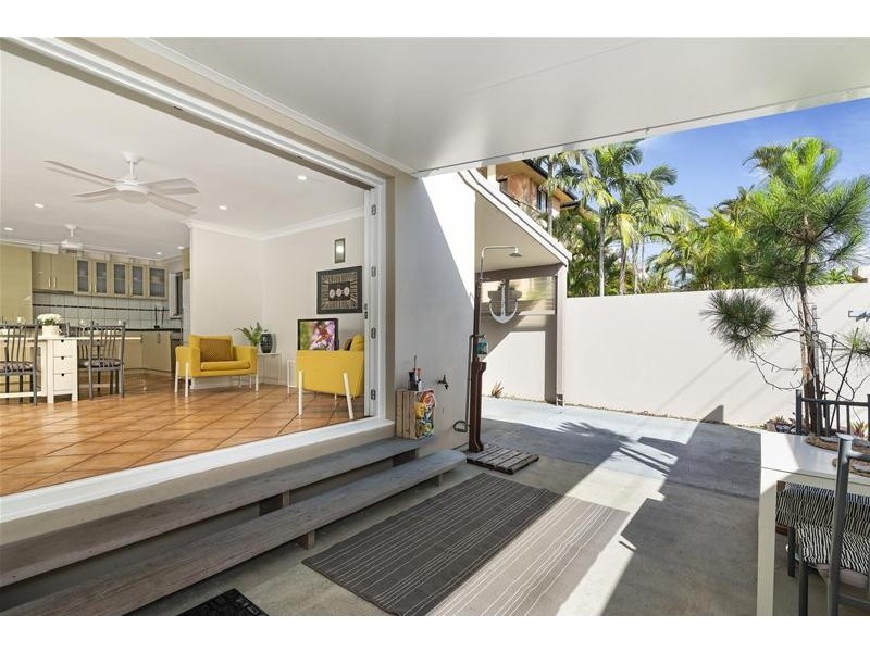 2/9 Tarni Avenue, Palm Beach QLD 4221