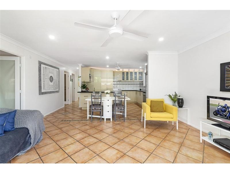 2/9 Tarni Avenue, Palm Beach QLD 4221