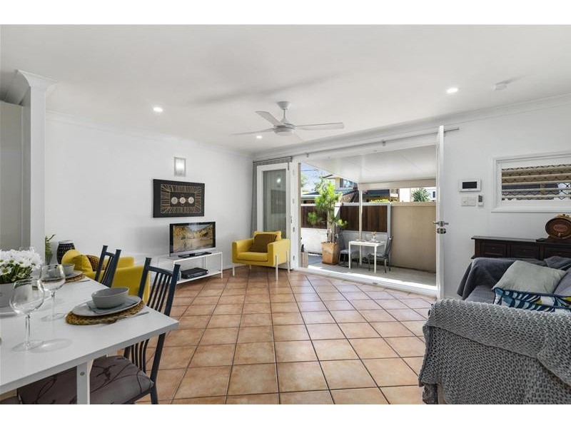 2/9 Tarni Avenue, Palm Beach QLD 4221