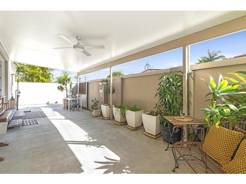 2/9 Tarni Avenue, Palm Beach QLD 4221