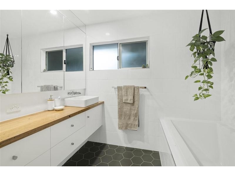 25 Station Street, Currumbin Waters QLD 4223