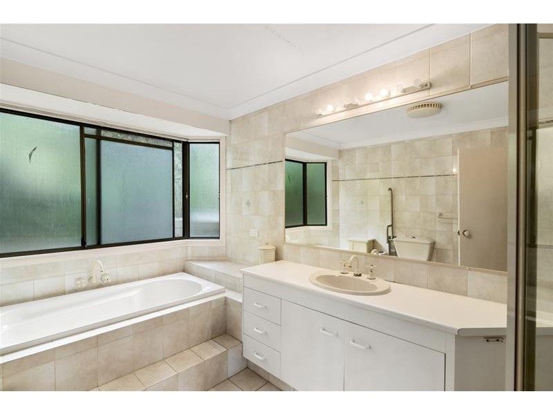 18 Esperance Close, Elanora QLD 4221