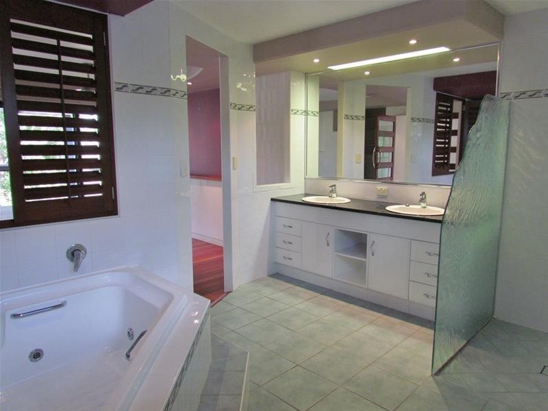 17 Kaffia Court, Elanora QLD 4221