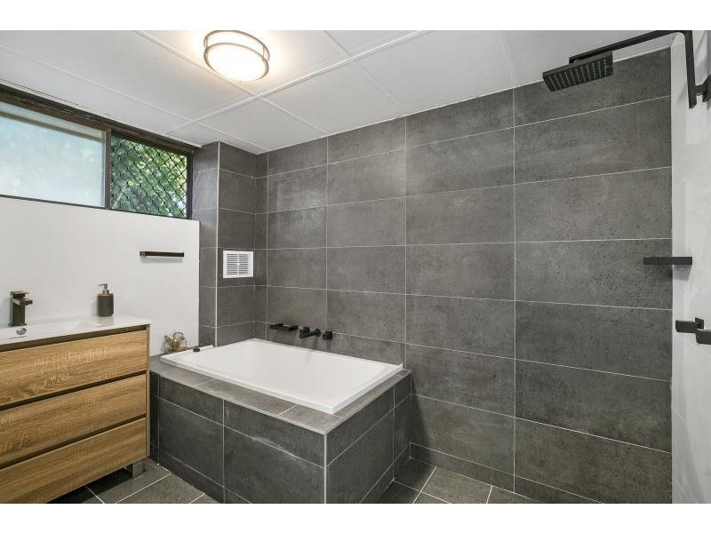 2/5 Lind Avenue, Palm Beach QLD 4221