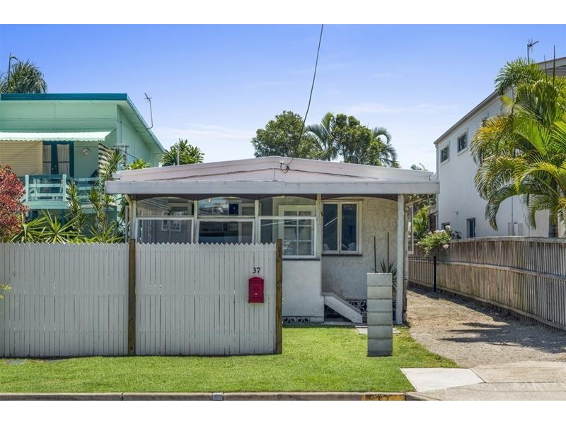 37 Twenty Fifth Avenue, Palm Beach QLD 4221
