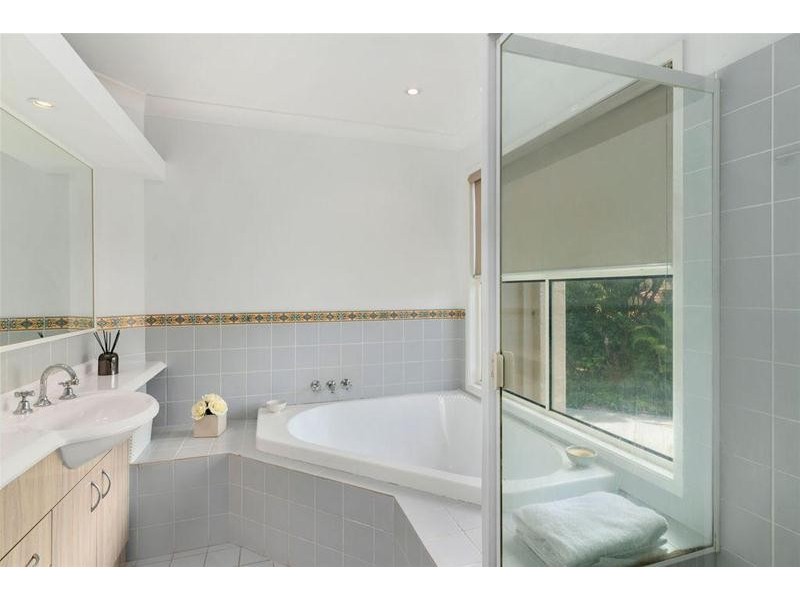 11 Hydrilla Court, Elanora QLD 4221