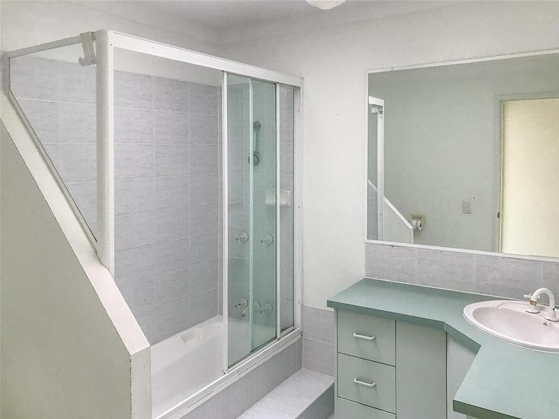 1/10 Cupania  Place, Elanora QLD 4221