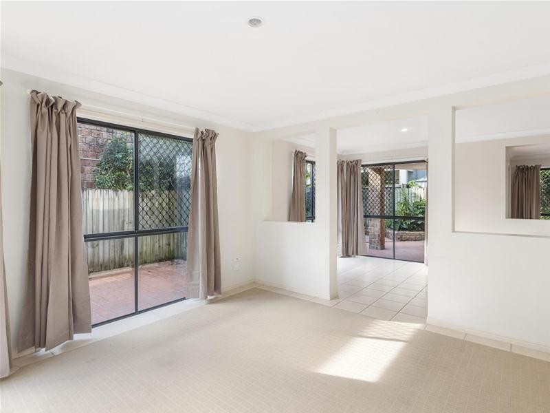 2/57 Albion Avenue, Miami QLD 4220