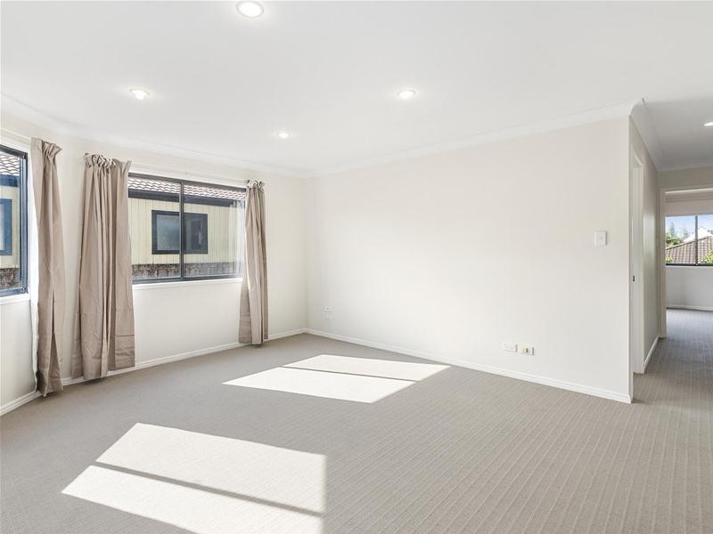 2/57 Albion Avenue, Miami QLD 4220