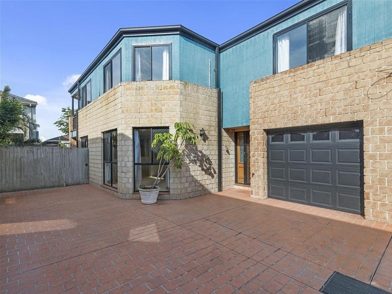 2/57 Albion Avenue, Miami QLD 4220