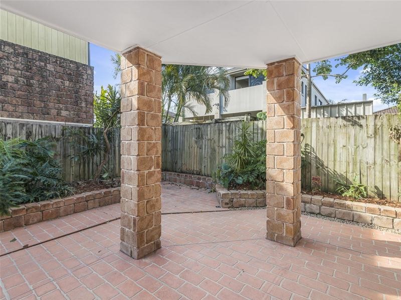 2/57 Albion Avenue, Miami QLD 4220