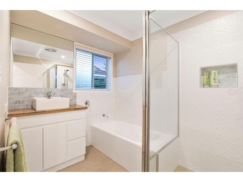 27 Bergamont Street, Elanora QLD 4221