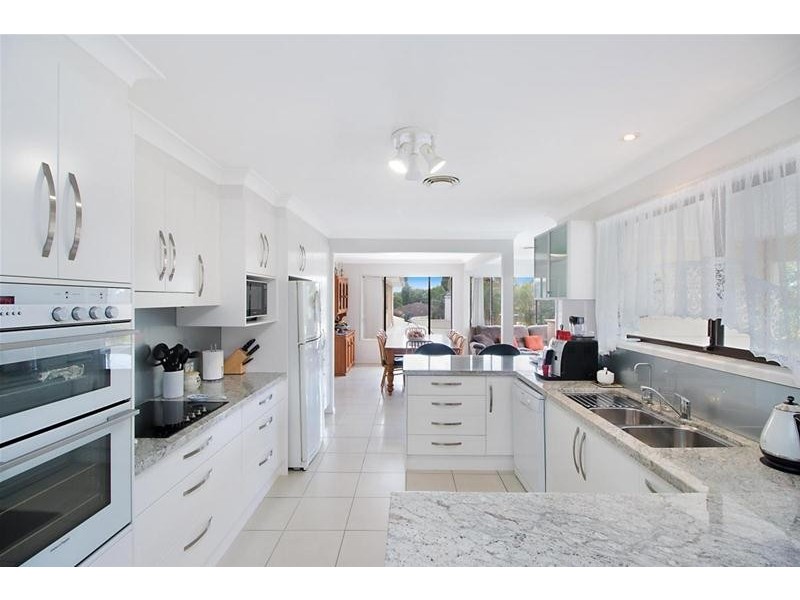 4 Seaview Parade, Elanora QLD 4221