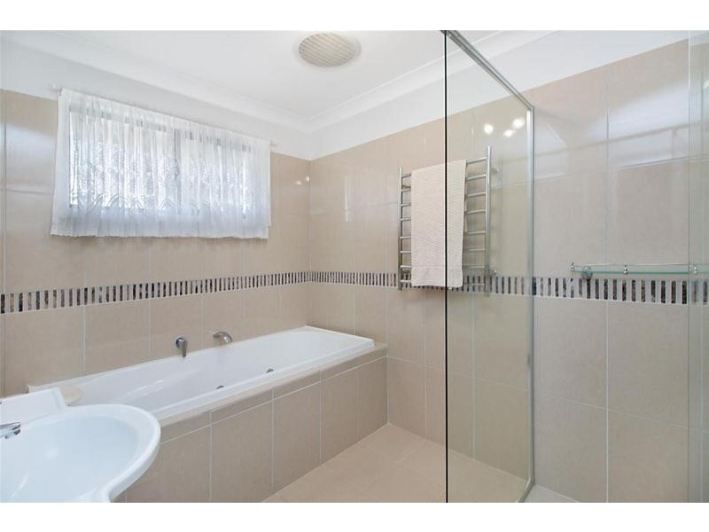 4 Seaview Parade, Elanora QLD 4221