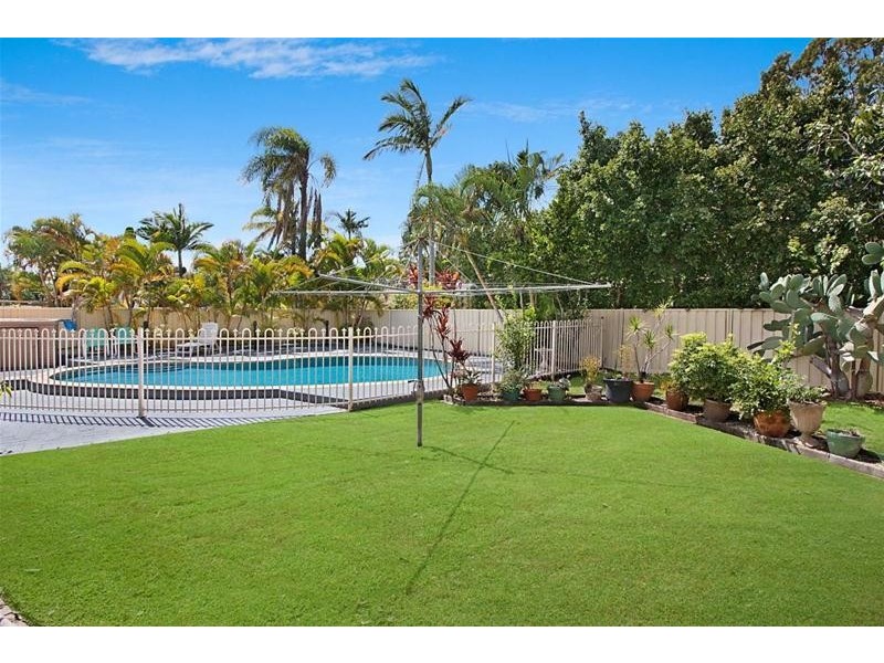 4 Seaview Parade, Elanora QLD 4221