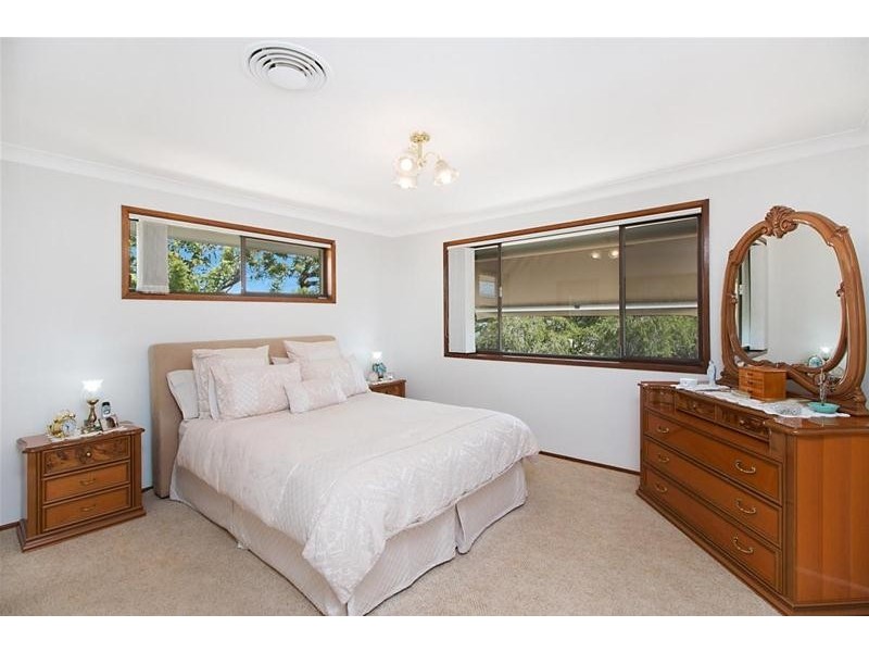 4 Seaview Parade, Elanora QLD 4221