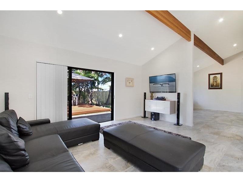 121 K P McGrath Drive, Elanora QLD 4221