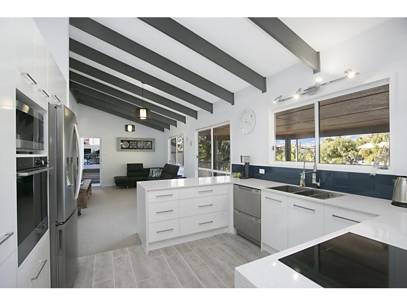 17 Crest Drive, Elanora QLD 4221