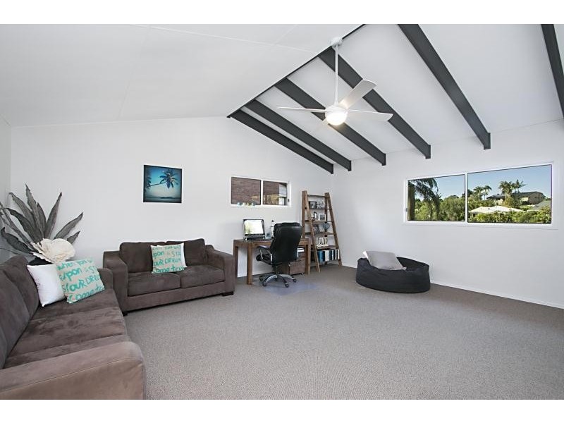 17 Crest Drive, Elanora QLD 4221