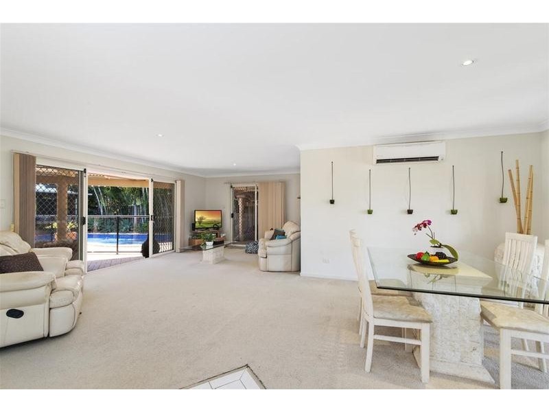 2 Silver Glade Drive, Elanora QLD 4221