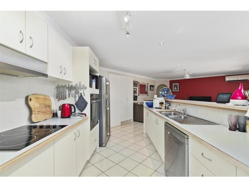 2 Silver Glade Drive, Elanora QLD 4221