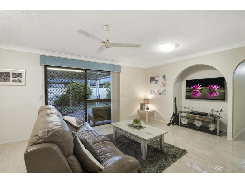 16 Sequoia Close, Elanora QLD 4221