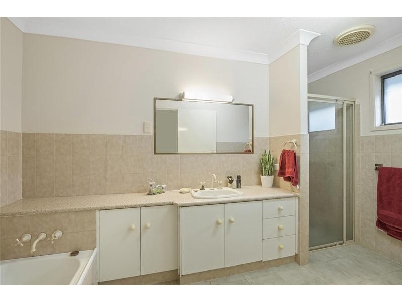 16 Sequoia Close, Elanora QLD 4221