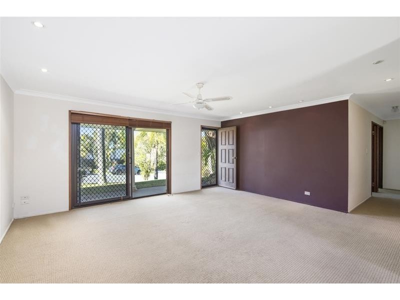 8 Ballidu Close, Elanora QLD 4221