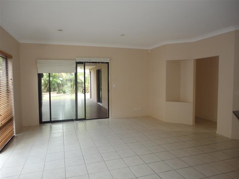 6 Lantau Crescent, Varsity Lakes QLD 4227