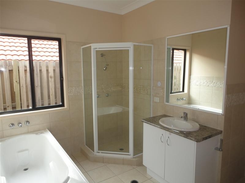 6 Lantau Crescent, Varsity Lakes QLD 4227