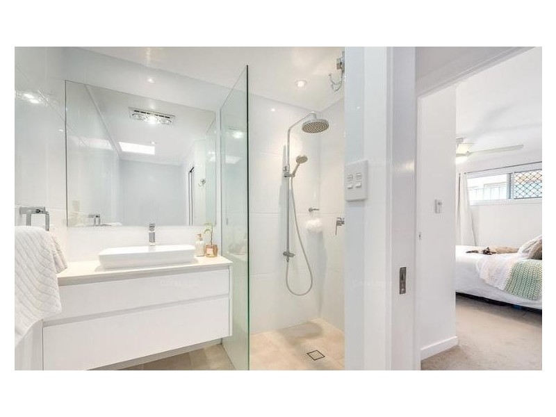 2/25 Walker  Avenue, Palm Beach QLD 4221