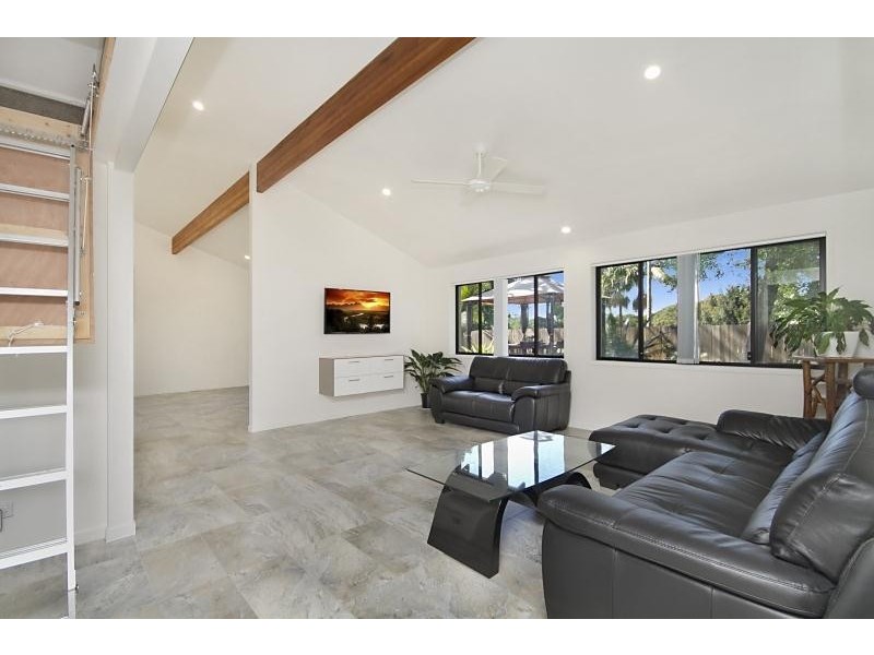 121 K P McGrath Drive, Elanora QLD 4221