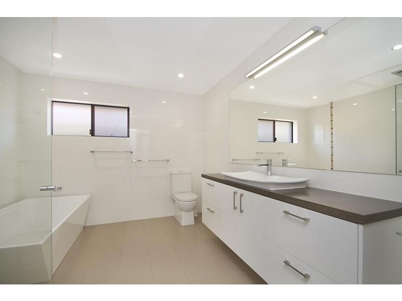 121 K P McGrath Drive, Elanora QLD 4221